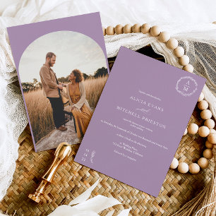 Convite Arco de casamento clássico de monograma roxo flora