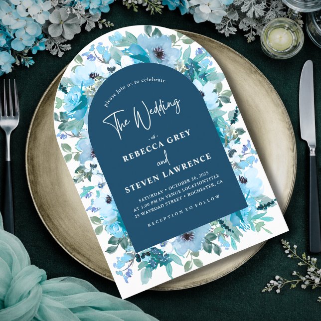 Convite Arco de casamento florais brancas azul empoeirado  (Criador carregado)