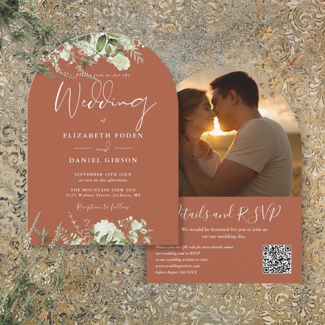 Convite Arco de Fotografia com Código QR de Verdura em Ter (Terracotta Greenery QR Code Photo Arch Wedding Invitation)