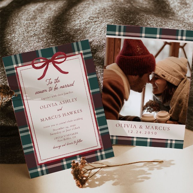 Convite Arco de Natal Xadrez Verde Borgonha Casamento (Burgundy green plaid Christmas wedding invitation with red bow, classic winter holiday design.)