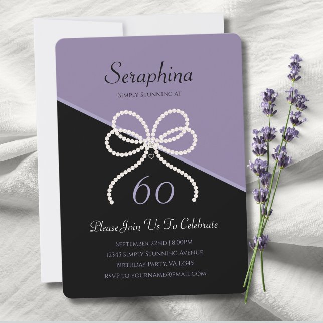 Convite Arco de Pérola Lavanda Simplesmente Deslumbrante p (Simply Stunning 60th Birthday Invitation with Elegant Lavender Black Design and Pearl Bow Detail.)