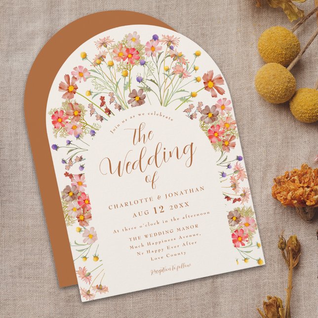 Convite Arco de Terracota de Flores Silvestres Boho para C (Boho wildflower arch terracotta burnt orange fall wedding invitation with elegant script)