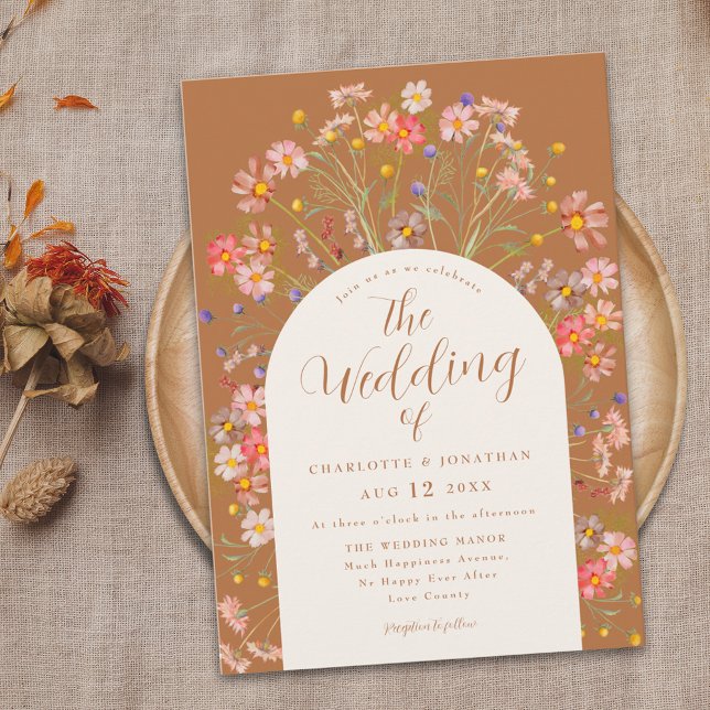 Convite Arco de Terracota de Flores Silvestres de Outono B (Boho fall wildflower terracotta burnt orange wedding invitation with elegant arch and modern script )