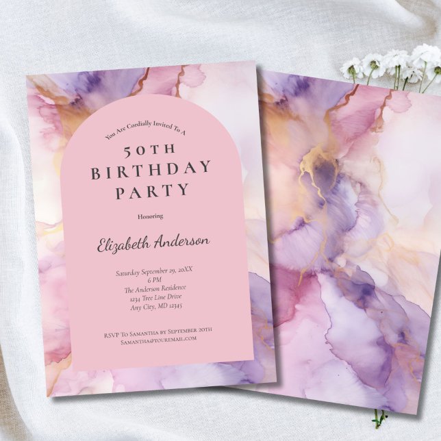 Convite Arco Dourado de Aquarela Rosa Púrpura 50º Aniversá (Pink Purple Watercolor Wash Alcohol Ink Modern Arch 50th birthday party invitation for her)