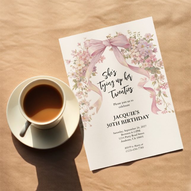 Convite Arco Floral de Fita aniversário de 30 anos (30th birthday party invitation on a table with a tea cup. )