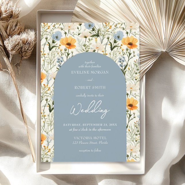 Convite Arco poeirento de flores azuis e amarelas (Boho dusty blue and yellow wild flowers arch invitation)