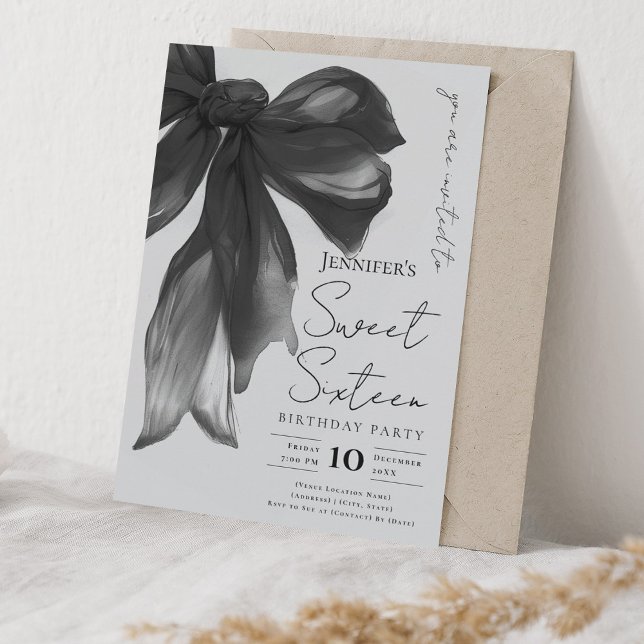 Convite Arco Preto Coquette Script Festa Sweet 16 Cinza  (Black Bow Coquette Script Sweet 16 Party Gray Invitation)