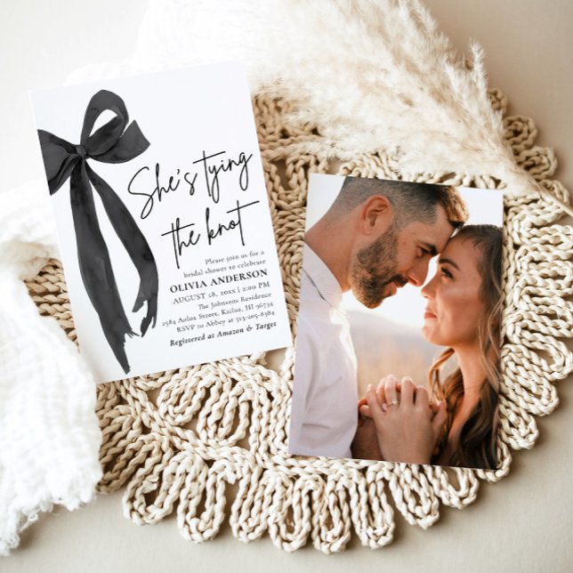 Convite Arco Preto, ela é Chá de panela de Casando (Watercolor Modern Cute Black Bow Ribbon Coquette She's Tying the Knot Bridal Shower Invitation)