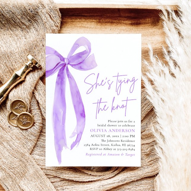 Convite Arco roxo Ela é Chá de panela Casando (Modern Elegant Purple Bow Ribbon Coquette She's Tying the Knot Bridal Shower Invitation)