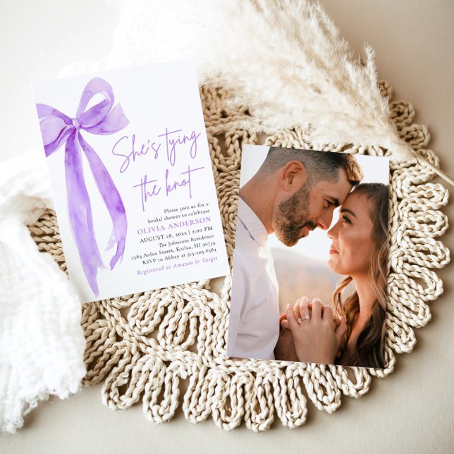 Convite Arco roxo Ela é Chá de panela Casando (Modern Elegant Purple Bow Ribbon Coquette She's Tying the Knot Bridal Shower Invitation)
