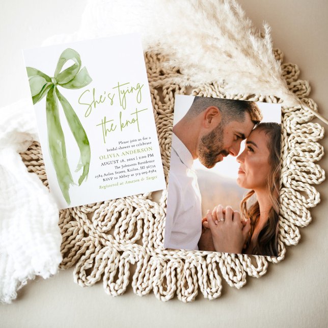 Convite Arco Verde Ela é Chá de panela de Casando (Modern Elegant Green Bow Ribbon Coquette She's Tying the Knot Arch Bridal Shower Invitation)