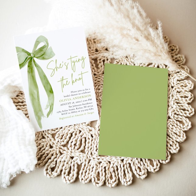 Convite Arco Verde Ela é Chá de panela de Casando (Modern Elegant Green Bow Ribbon Coquette She's Tying the Knot Arch Bridal Shower Invitation)
