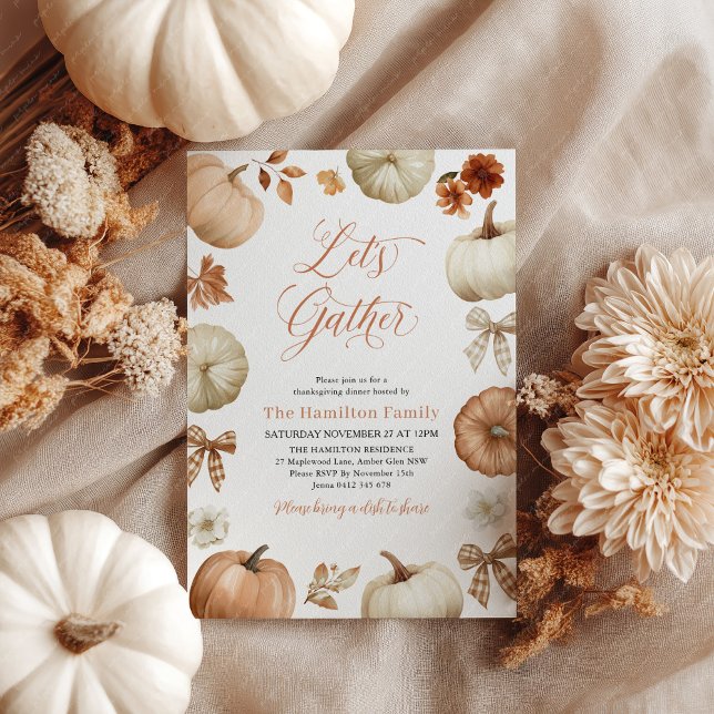 Convite Arcos de Abóbora para Jantar de Ação de Graças (Let's Gather! Thanksgiving invitation with rustic pumpkins and bows. )