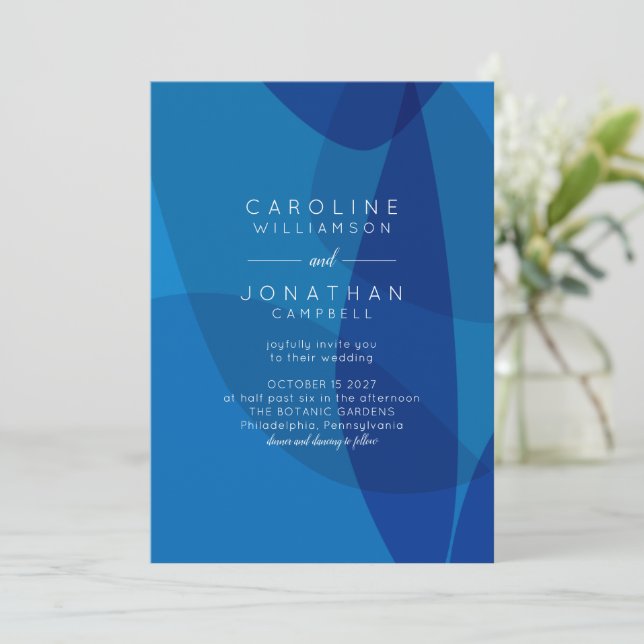 Convite Arte Abstrato moderna em Casamento Chic Único Azul (Em pé/Frente)