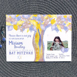 Convite Árvore Glitter Azul e Dourada de Vida Bat Mitzvah<br><div class="desc">Celebre o seu Bat Mitzvah com uma árvore da vida azul e dourada design. Os convites apresentam uma foto maravilhosamente com folhas azuis sombreadas. Transfira este design de árvore torcida para outra placa ou decoração de parte. Personalize facilmente o texto e reposicione-o!</div>