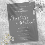 Convite Assinatura de Script Silver do Aniversário de Casa<br><div class="desc">Apresentando nomes de assinatura de script chic. Personalize com sua informação especial de vinte e cinco anos de aniversário de prata em letras quentes em um fundo prateado. Projetado por Thisnotme©</div>