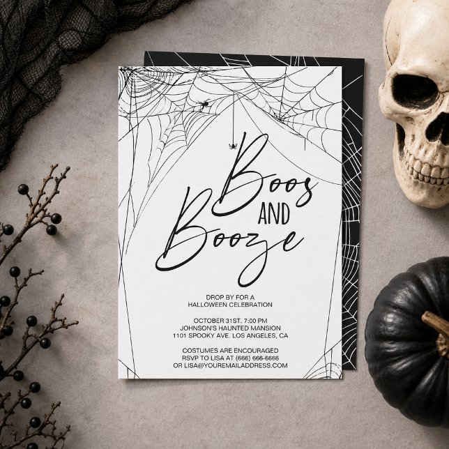 Convite Assombrações e Bebidas Preto e Branco Teia de Aran (Raise a glass to spooky season with this stylish “Boos and Booze” Halloween party invitation. )