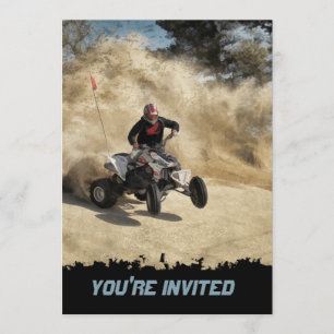 Convite ATV na Estrada de Sujeira em Nuvem de Pó com Bord