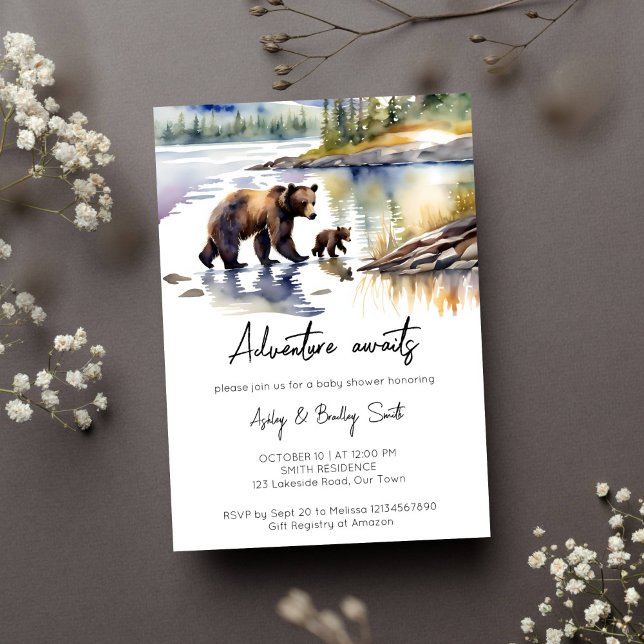 Convite Aventura aguarda um filhote de urso com a mãe chá  (Adventure awaits Alaskan wilderness baby bear cub mother bear by the river baby shower invitation)