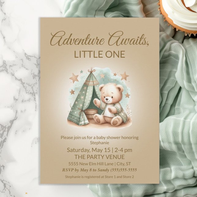 Convite Aventura Aguarda Urso Neutro do Gênero (Teddy bear camping in tent "Adventure Awaits" gender neutral baby shower invitation)