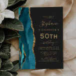 Convite Azul-azul-lacrimejante Agate Dark 50th Festa de an<br><div class="desc">A borda esquerda deste elegante convite de aniversário moderno apresenta uma coloração aquosa azul-lacrimogênea cortada com brilho dourado. O texto personalizável combina manuscrito dourado,  fontes em copperplate e itálico em um fundo preto de slate. O verso apresenta um design de chaleira e de agata dourada.</div>