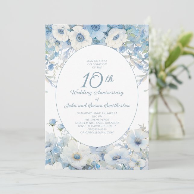 Convite Azul Desbotado Floral Branco 10º Aniversário (Em pé/Frente)