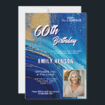 Convite Azul, Dourado mármore - foto do 60º aniversário<br><div class="desc">Foto do 60º Aniversário do Marble Dourado Azul. Celebre um marco em estilo com este glamouroso convite de aniversário surpresa, com sotaques dourados marcantes, um elegante fundo azul marmoreado e espaço para uma foto personalizada. Perfeito para honrar uma mulher fabulosa fazendo 60 anos, este convite dá o tom para uma...</div>