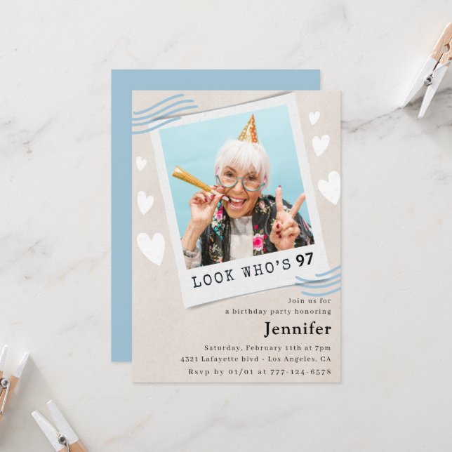 Convite Azul Engraçado Olha quem é 97 Foto 97 aniversário (Frente/Verso In Situ)