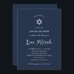 Convite Azul escuro com caligrafia branca | Bar Mitzvah<br><div class="desc">Este design simples e elegante apresenta caligrafia branca e texto de correspondência moderno sobre um fundo azul escuro e marinho. Uma estrela correspondente de David faz isso perfeito para seu Bar religioso Mitzvah.</div>