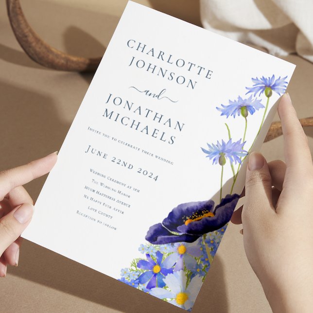 Convite Azul Floral de Flor de Verão Elegante (Blue watercolor wildflower summer floral wedding invitation with elegant typography script)