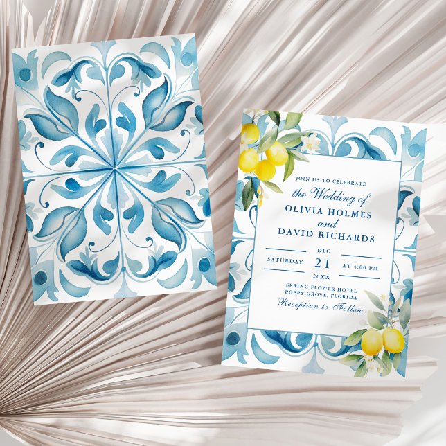 Convite Azulejo Azul e Limão Moderno e Elegante para Casam (Modern Elegant Blue Tile and Lemon Wedding Invitation on a sunny white dry palm leaf.)