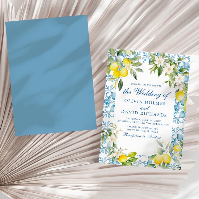 Convite Azulejos Azuis Mediterrâneos e Casamento de Limão (Mediterranean Blue Tiles and Lemon Wedding Invitation on a sunny white dry palm leaf.)