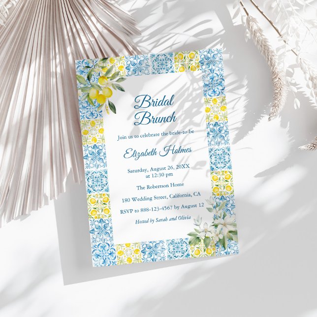 Convite Azulejos Azuis Mediterrânicos e Lemons Bridal Brun (Mediterranean Blue Tiles and Lemons Bridal Brunch Invitation on a sunny white table.)