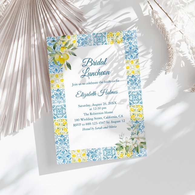 Convite Azulejos Azuis Mediterrânicos e Lemons Bridal Brun (Mediterranean Blue Tiles and Lemons Bridal Brunch Invitation on a sunny white table.)