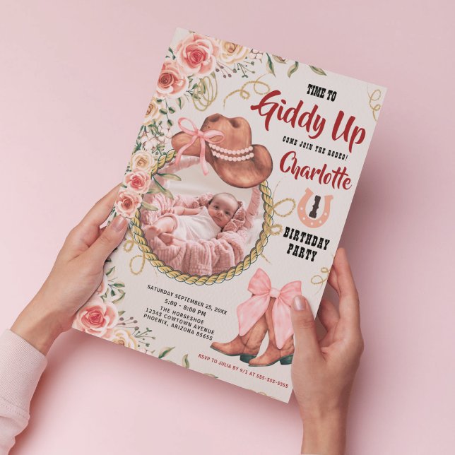 Convite Baby Girl Cowgirl Foto de primeiro aniversario ros (Baby Girl Cowgirl Pink flower 1st Birthday Photo Invitation)