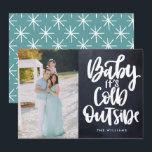 Convite Baby It's Fold Outside Chalkboard Festas de fotos<br><div class="desc">Mande as cartões de natal deste ano com estilo. Sua foto especial vai parecer excelente nestes cartões com fotos únicos e modernos de férias com uma mão escovada, escrita como "Baby It's Cold Outside", sobre um fundo de quadro. A placa inversa é totalmente editável para ajustado do esquema de cores...</div>
