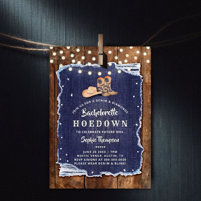 Convite Bachelorette Hoedown Russo Ocidental de Denim Diam (denim and diamonds bachelorette party invitation rustic wood blue white cowgirl boots hat hoedown)