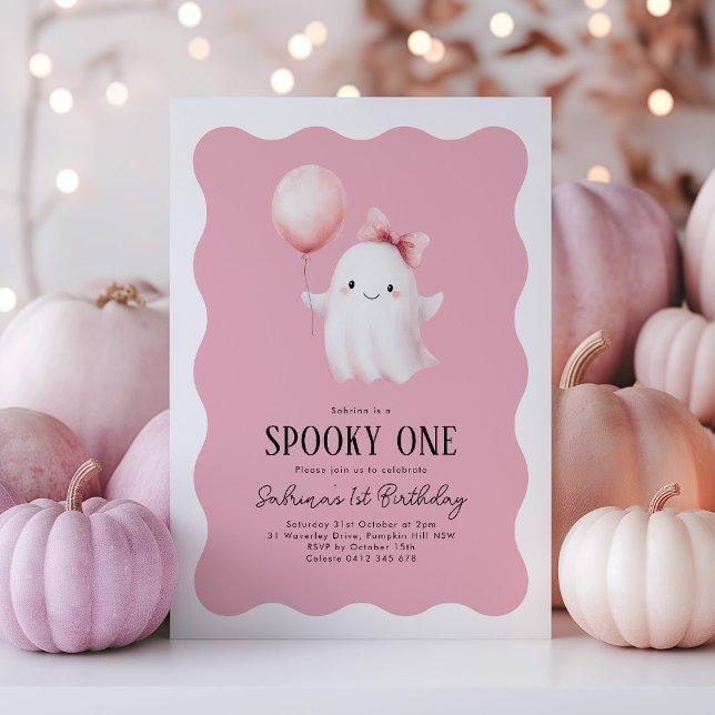 Convite Balão Rosa Fantasma de Um primeiro aniversario Spo (Spooky One! Cute girl Halloween 1st Birthday invitation with ghost & pink balloon on wavy background)