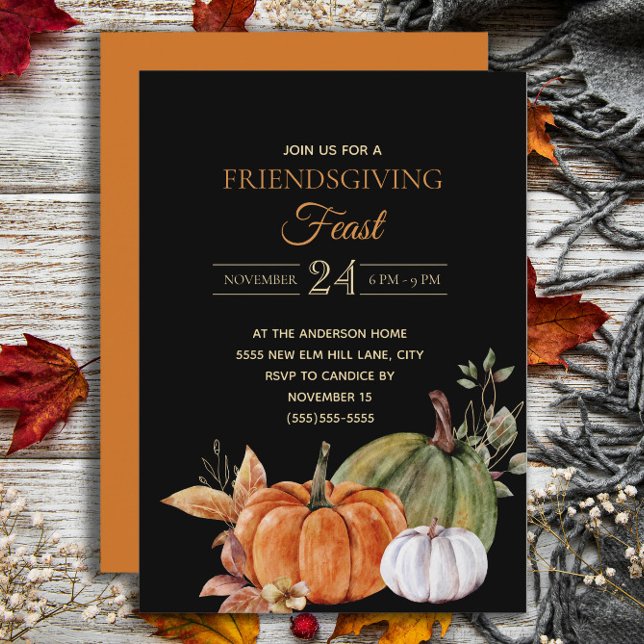 Convite Banquete de Ação de Amizade Preta Pumpkins (Elegant orange and white pumpkins on black Friendsgiving Feast invitation)