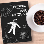 Convite Bar Mitzvah Astronauta Moderno Negro e Branco<br><div class="desc">O design é composto por elementos do espaço exterior,  como astronauta,  estrelas e planetas Disponível aqui: http://www.zazzle.com/store/selectpartysupplies</div>