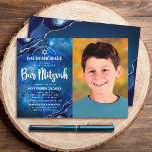 Convite Bar Mitzvah Foto Blue Galaxy Watercolor Agate<br><div class="desc">Tenha orgulho, alegria e mostre este marco do seu Bar favorito Mitzvah! Enviar este convite fotográfico legal, único, moderno e personalizado para um evento a lembrar. Do lado esquerdo, a escrita branca, a tipografia ousada, e a estrela de David, juntamente com o agato azul de aço acentuado com veias de...</div>