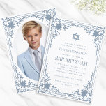 Convite Bar Mitzvah Foto Dusty Blue Vintage Star de David<br><div class="desc">Este elegante bar mitzvah convite com ar vintage tem um quadro de ornamentado com decorações barrocas elegantes. Acima do texto há uma estrela de David. A estrela, o quadro e o texto são azuis empoeirados, o fundo é branco. No verso, ele tem um dentro de espaço reservado oval com a...</div>