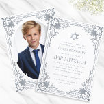 Convite Bar Mitzvah Foto Faux Silver Star Elegante Ornamen<br><div class="desc">Este elegante bar mitzvah convite com ar vintage tem um falso quadro de folha de alumínio prateado com decorações elegantes barrocas. Acima do texto há uma estrela de David, também em falso prata. Todo texto pode ser personalizado e tem uma cor de cinza semelhante à do quadro prateado. O fundo...</div>