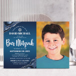 Convite Bar Mitzvah Foto Marinho Blue Ombre Agate Script<br><div class="desc">Tenha orgulho, alegria e mostre este marco do seu Bar favorito Mitzvah! Enviar este convite fotográfico legal, único, moderno e personalizado para um evento a lembrar. Do lado esquerdo, a escrita branca, a tipografia ousada e a Estrela de David, juntamente com o agato azul de aço acentuado com veias falsas...</div>