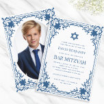 Convite Bar Mitzvah Photo Blue White Vintage Star de David<br><div class="desc">Este elegante bar mitzvah convite com ar vintage tem um quadro de ornamentado com decorações barrocas elegantes. Acima do texto há uma estrela de David. A estrela, o quadro e o texto são azuis clássicos, o fundo é branco. No verso, ele tem um dentro de espaço reservado oval com a...</div>