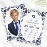 Convite Bar Mitzvah Photo Marinho Blue Star Elegant Vintag<br><div class="desc">Este elegante bar mitzvah convite com ar vintage tem um quadro de ornamentado com decorações barrocas elegantes. Acima do texto há uma estrela de David. A estrela, o quadro e o texto são azul-marinho, o fundo é branco. No verso, ele tem um dentro de espaço reservado oval com a mesma...</div>