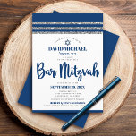 Convite Bar Mitzvah Tallit Simples Moderno Azul Marinho Sc<br><div class="desc">Sinta-se orgulhoso, regozije e mostre este marco do seu Bar Mitzvah favorito! Envie este convite legal, único, moderno e personalizado para um evento inesquecível. Tipografia em negrito e azul-marinho, Estrela de Davi e um gráfico inspirado no tallit listrado com azul-marinho e brilho prateado sobre um fundo branco simples. Personalize o...</div>