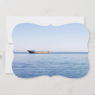 Convite Barco de pesca em um mar calmo