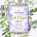Convite Bat Mitzvah Dourada Glitter Purple Watercolor 2 Ve<br><div class="desc">Tenha orgulho, alegria e mostre este marco do seu Bat Mitzvah favorito! Envie este convite personalizado, moderno e espantoso para um evento que se lembre. Escrita de folha de ouro, pontos brilhantes. Estrela de David e script de tipografia sobrepõem um fundo de aquarela roxa claro. Personalize o texto personalizado com...</div>