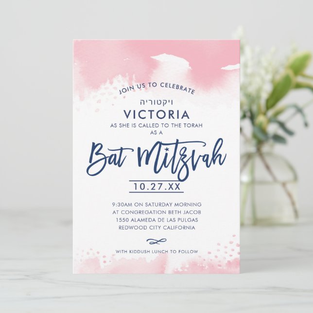 Convite BAT MITZVAH modern hand lettered pink watercolor (Em pé/Frente)